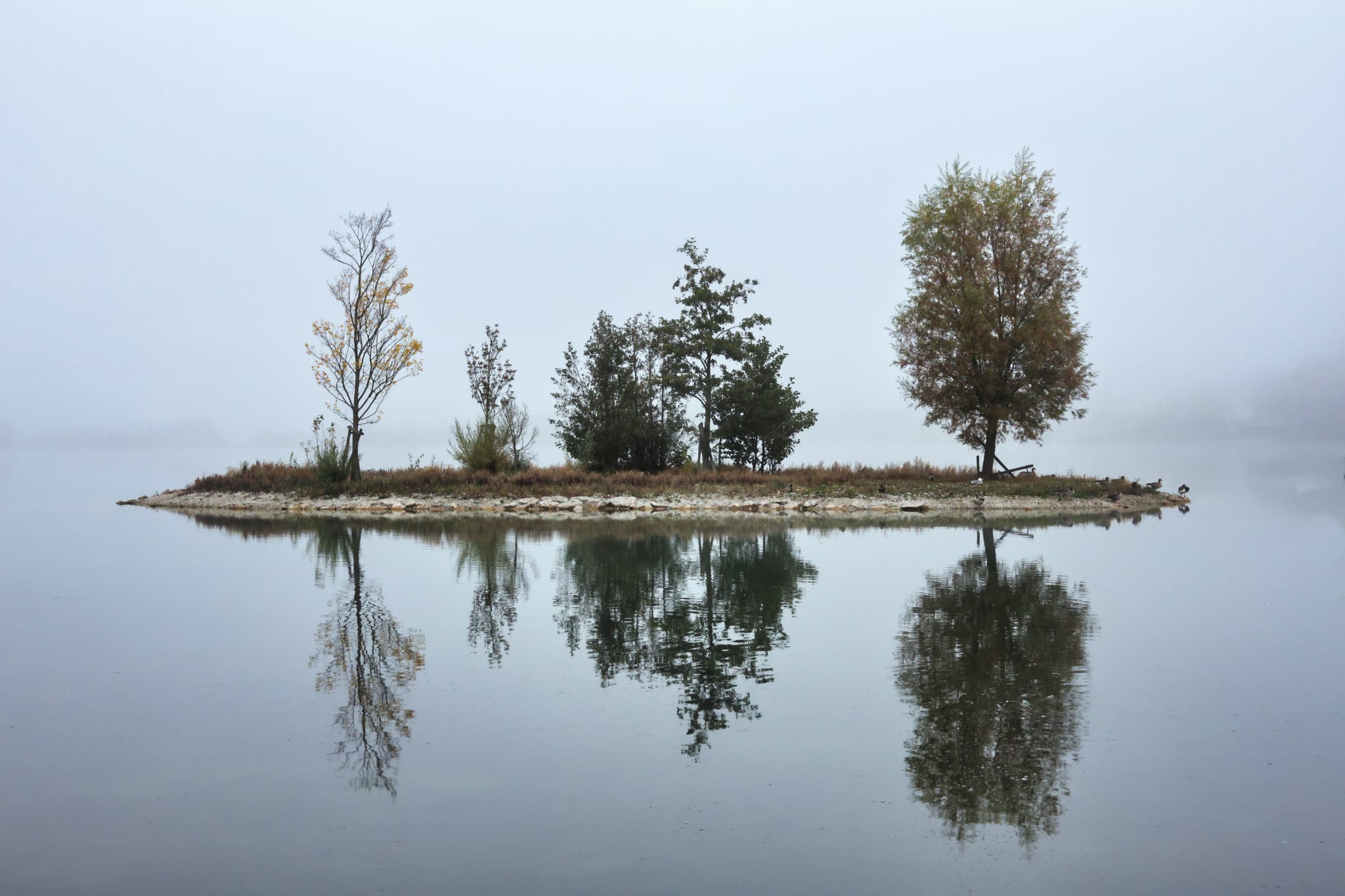 Schwimmplattform auf stillem See